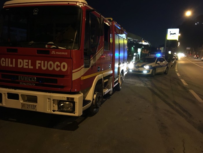 Perdita di carburante da un distributore tra Savona e Albisola