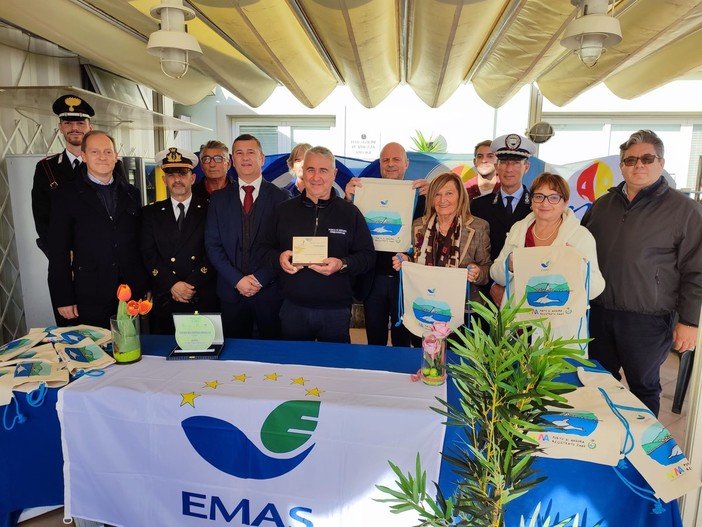 La bandiera Emas sventola sul porto di Andora: premiato l'impegno nella promozione della sostenibilità ambientale