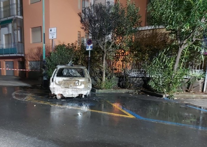 Borghetto S. Spirito, auto in fiamme in via Sorrento: intervento dei vigili del fuoco (FOTO)