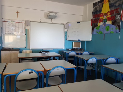 Albenga, vandalizzata ancora la scuola di via degli Orti: colpiti refettorio e mensa. Bambini a casa alle 13