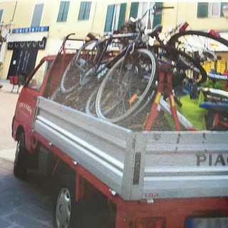 Alassio, la polizia municipale rimuove le bici abbandonate