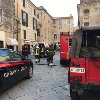 Si cosparge di benzina e minaccia di darsi fuoco in piazza San Michele ad Albenga: provvidenziale intervento dei carabinieri