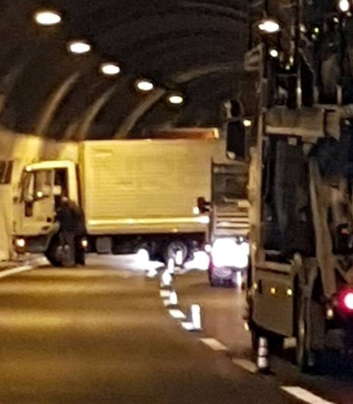 Camion intraversato sulla A10: traffico in tilt (FOTO)