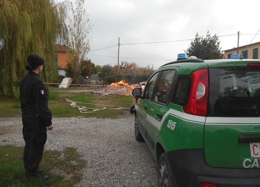 Bruciano arredi e suppellettili nella piana di Albenga: tre denunce