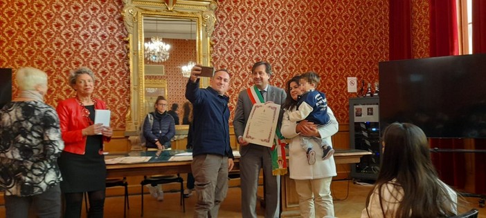 Russo consegna la cittadinanza onoraria ai bambini nati a Savona da genitori stranieri (FOTO e VIDEO)