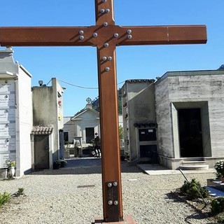 Nuova croce del Cimitero per i villanovesi