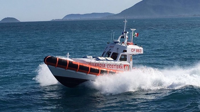 Spotorno, ritrovati vestiti sulla spiaggia: ricerche in corso