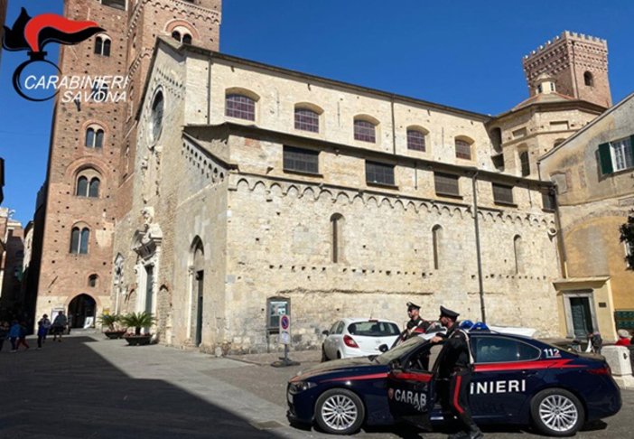 Resiste alla perquisizione dei carabinieri colpendone uno con una testata: arrestato ad Albenga un 34enne albanese