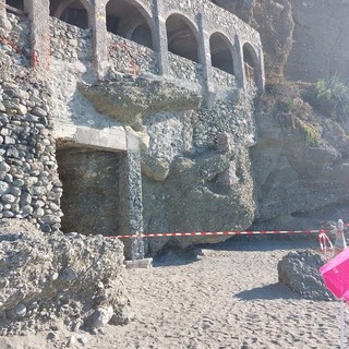 Cadono pietre sopra la spiaggia libera ad Albisola. Il sindaco: &quot;Interdetta una parte, dovremo sviluppare le azioni da produrre per poter riaprire nel breve periodo&quot; (FOTO E VIDEO)