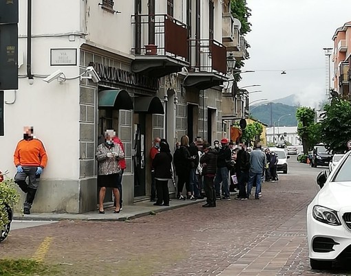 Nella foto la coda di questa mattina davanti alla banca