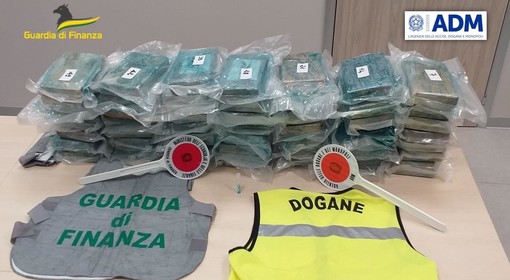 Cocaina nascosta tra le banane: sequestrati 85 kg nel porto di Vado Ligure, arrestato un 21enne albanese