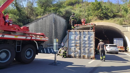 Camion perde un container tra Vado e Bergeggi: paura sulla strada di scorrimento veloce (FOTO)