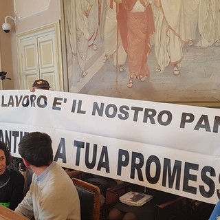 La vibrante protesta dei lavoratori Sct in consiglio comunale ad Alassio