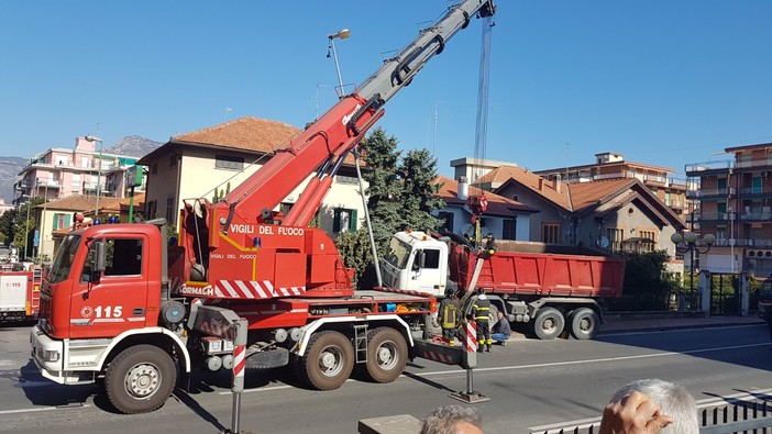 Incidente a Borghetto: in corso la rimozione del camion (FOTO e VIDEO)