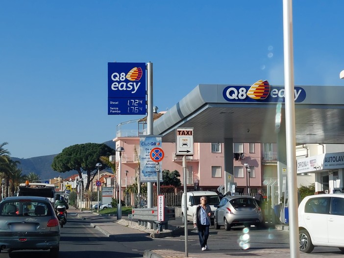 Riduzione accise, il prezzo di benzina e gasolio scende di 30 centesimi al litro