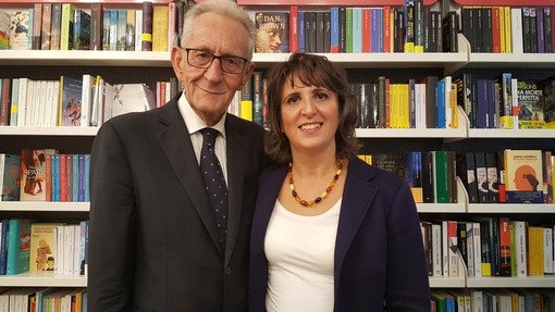 In foto il professor Beppe Ghisolfi con Silvia Gullino al Caffè Letterario di Bra