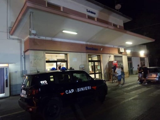 Accoltellamento alla stazione di Loano: l'aggressore era fuggito in treno, arrestato in Piemonte