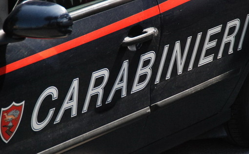 Ruba le offerte in chiesa e fugge su scooter rubato a Savona: 48enne arrestato a Genova Pra'