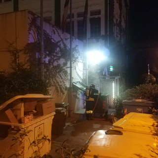 Pietra Ligure, in fiamme un cassonetto per la raccolta differenziata: intervento dei vigili del fuoco (FOTO)