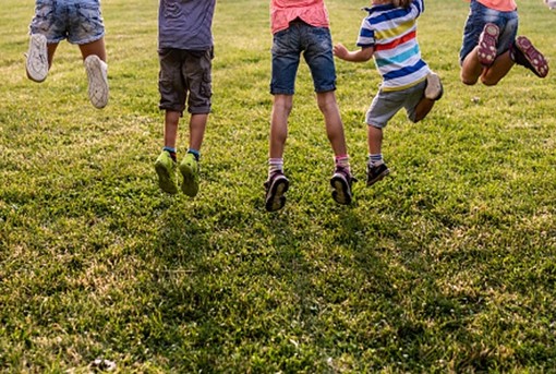 Confermati i contributi per i centri estivi per le famiglie a basso reddito. Previste agevolazioni anche per bimbi e ragazzi ucraini rifugiati.