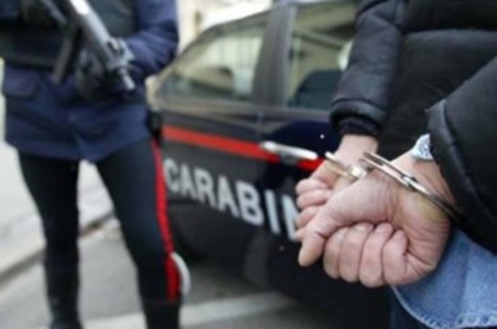 Albenga, sorpreso a rubare un paio di scarpe da ginnastica da Pittarello: arrestato in flagranza dai Carabinieri