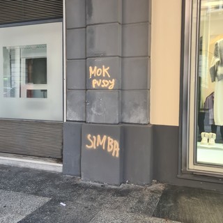 Savona: vandali in azione, colonne imbrattate in via Paleocapa (FOTO)