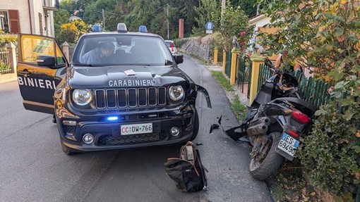 Sospetti in fuga su uno scooter causano incidente con i Carabinieri di Altare: uno è fuggito, l’altro denunciato