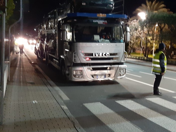 Albissola, bisarca si ferma per un guasto: traffico paralizzato sulla via Aurelia (FOTO)