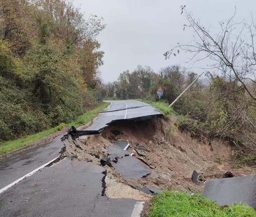 Savona, crollata la strada in via san Bartolomeo del Bosco (FOTO)