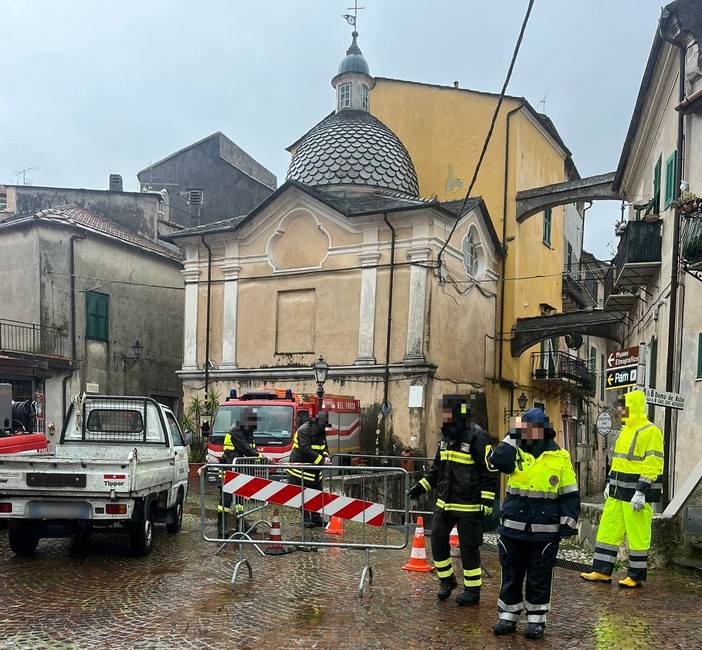 Toirano, cede la pavimentazione stradale in via Braida: area transennata (FOTO)