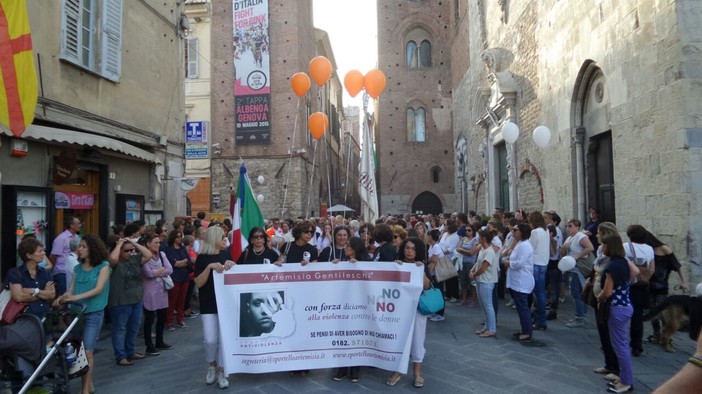 Immagini del corteo di Albenga al quale ha partecipato la mamma di Loredana- Lucia Colucci