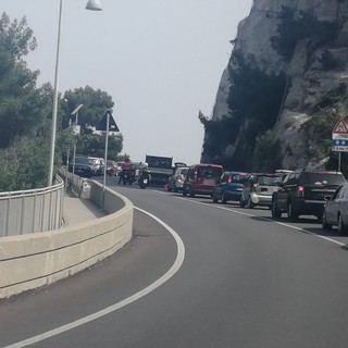 Traffico in tilt a Bergeggi: scontro tra tre mezzi