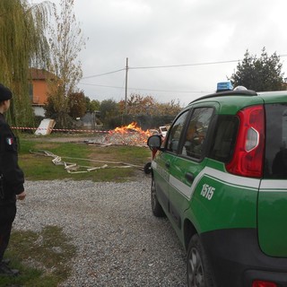 Bruciano arredi e suppellettili nella piana di Albenga: tre denunce