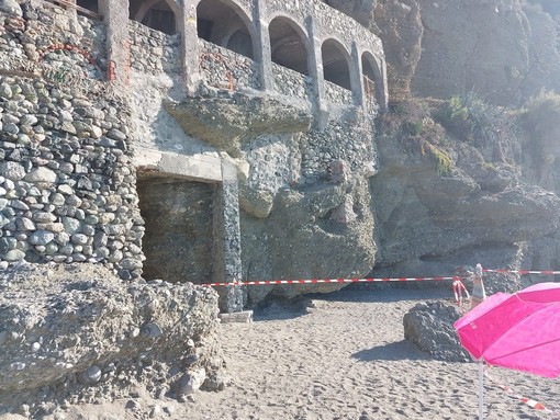 Cadono pietre sopra la spiaggia libera ad Albisola. Il sindaco: &quot;Interdetta una parte, dovremo sviluppare le azioni da produrre per poter riaprire nel breve periodo&quot; (FOTO E VIDEO)