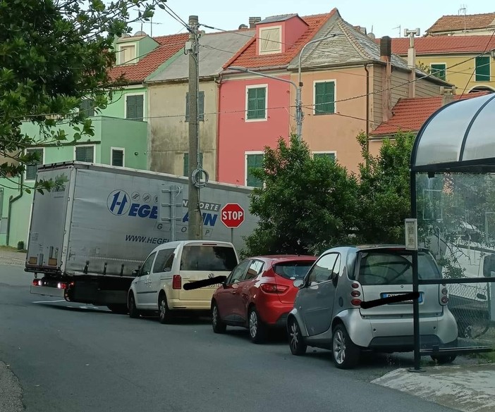 Camion incastrati sulle provinciali a Stella, stufo il sindaco: &quot;Scriverò ad Autostrade, non è possibile che non ci siano indicazioni per i camionisti&quot;