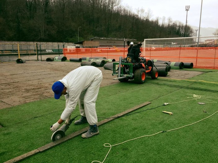 Cengio, al via i lavori di rifacimento del campo da calcio in erba sintetica &quot;Federica Barbiero&quot;