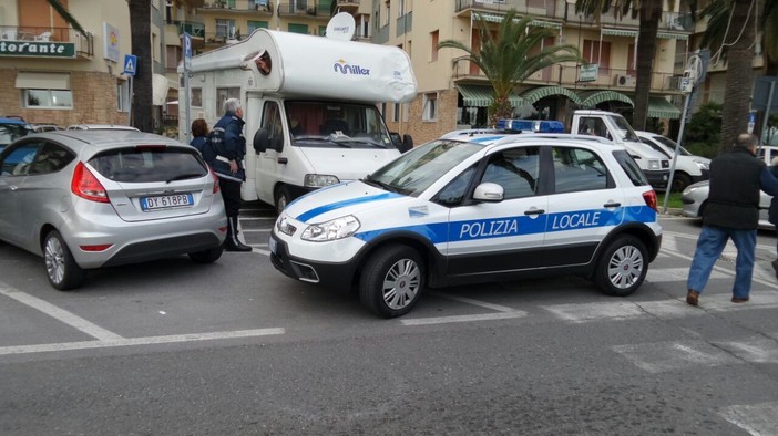 Parcheggio selvaggio di camper a Loano