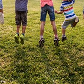 Confermati i contributi per i centri estivi per le famiglie a basso reddito. Previste agevolazioni anche per bimbi e ragazzi ucraini rifugiati.