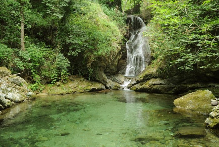 Tuffi, stelle e pipistrelli nel trekking finalese