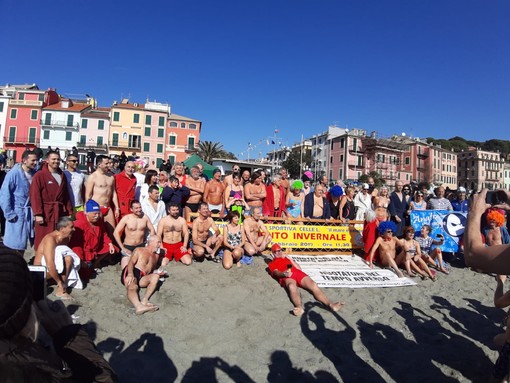 In 90 sfidano il mare e il vento al cimento invernale 2019 a Celle Ligure (FOTO e VIDEO)