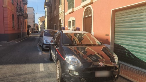 Anziano trovato senza vita in strada ad Albissola: mobilitati carabinieri e sanitari