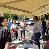 Finale, a Pia il primo &quot;Caffè col sindaco&quot;. Piazza Abbazia, Ztl, parcheggi e decoro i punti sul tavolo