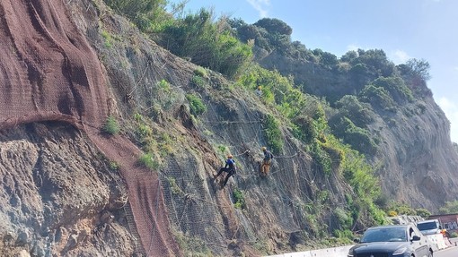 Frana sull'Aurelia a Celle, al lavoro i rocciatori per mettere in sicurezza la massicciata