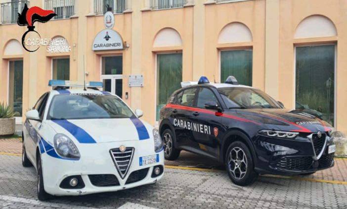 Albenga, controlli di carabinieri e polizia locale: un arresto per droga e una denuncia per detenzione abusiva di armi