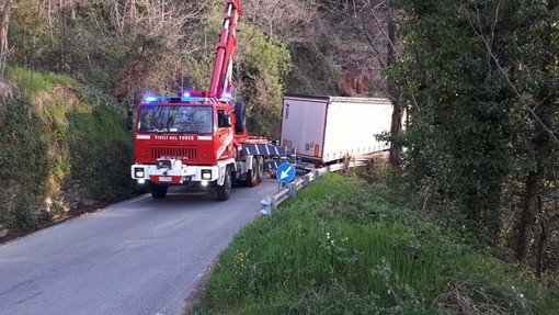 Camion disincastrato: libera la strada a Stella San Martino (FOTO)