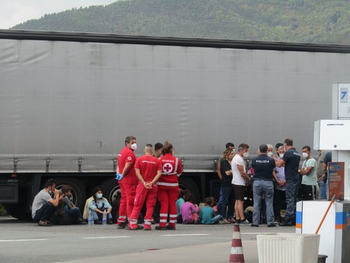 Savona, clandestini nascosti all'interno di un tir all'autoparco: ci sarebbero anche bambini