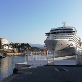 Costa Luminosa a Savona, la preoccupazione della vice presidente dell''Associazione Esperti Ambientali: &quot;La nave non può essere spostata distante dalle case?&quot;