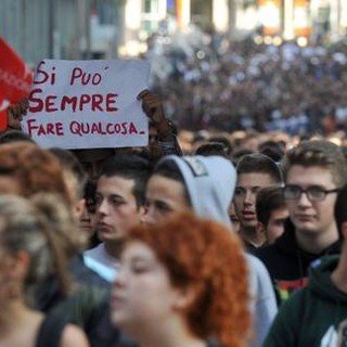 Tensione tra i cortei degli edili e quello degli studenti a Genova