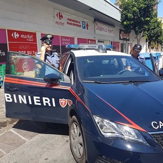 Droga e coltelli in un supermercato di Alassio, Carabiniere fuori servizio interviene prontamente