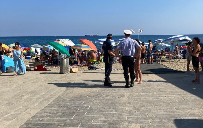 Tende e bivacchi sulla spiaggia a Savona, sanzionati 6 trasgressori ed espulso un irregolare